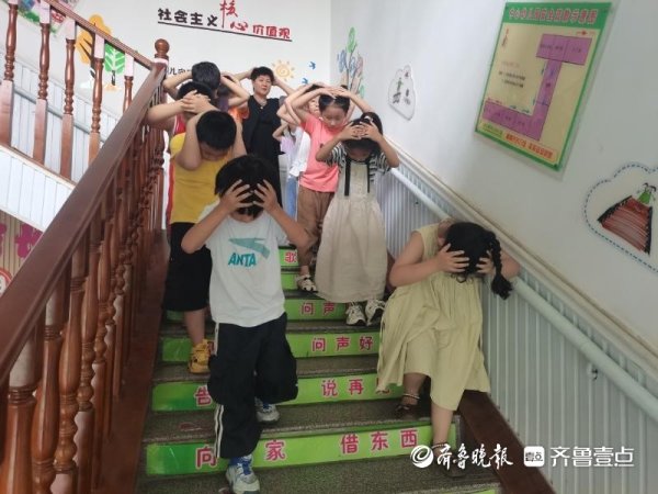 益丰配资 滕州市西岗镇中心幼儿园北园开展防震安全演练