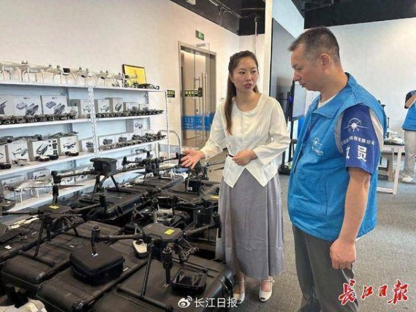 鑫配资 女生专攻无人机维修走红“飞友圈”，公司年收入超500万元